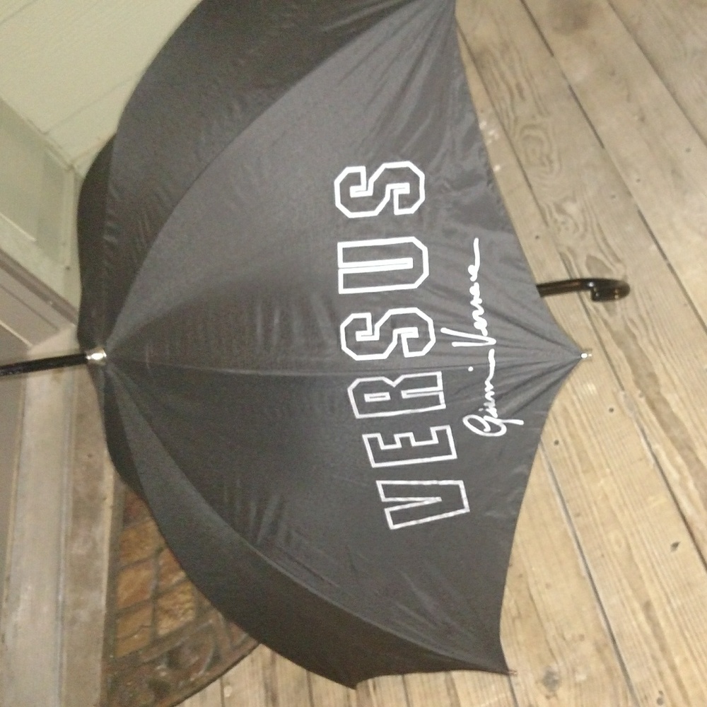 VERSACE VERSUS UMBRELLA